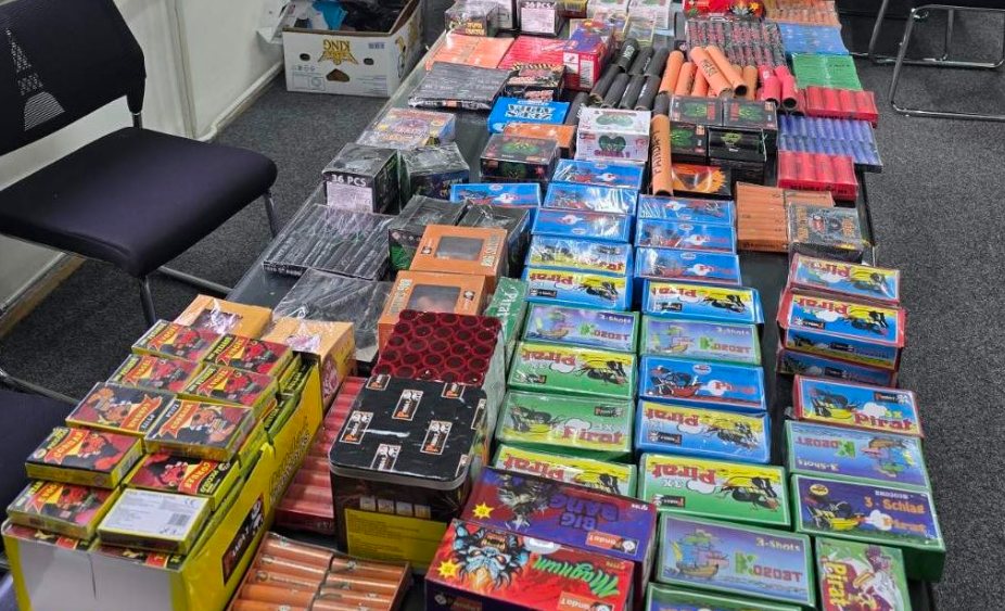 sekuestrohen-7-107-mjete-piroteknike-ne-bit-pazar-policia-kerkon-personat-qe-i-shisnin