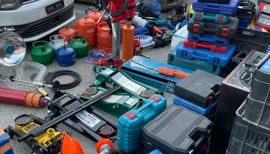 konfiskohen-vegla-pune-dhe-rroba-ne-dy-raste-te-ndryshme-ne-autostraden-tabanoc-kumanove