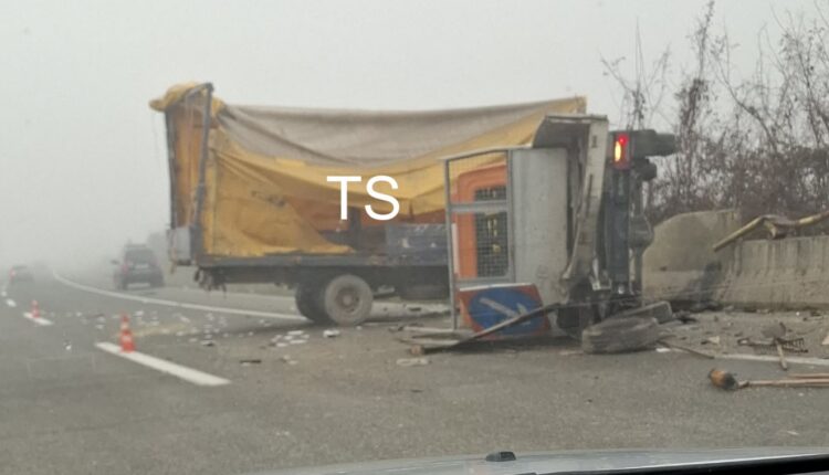 Aksident i rëndë në rrugën Zhelinë   Tetovë  përplasen dy kamionë