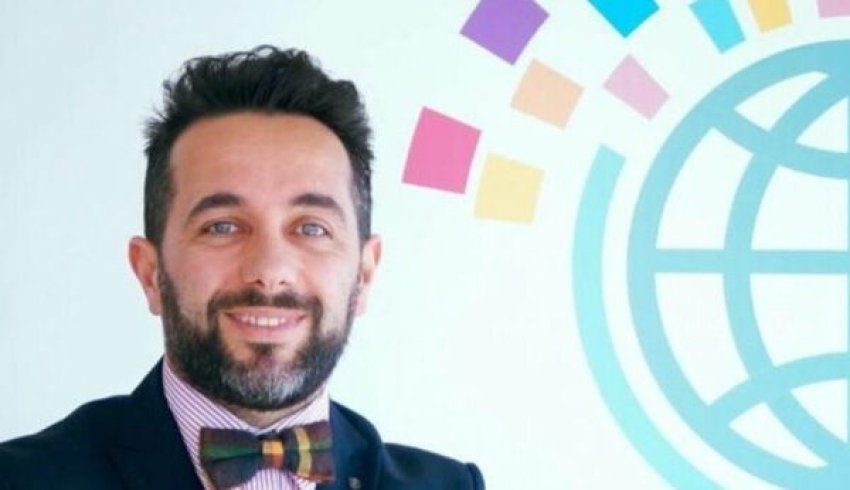 Muharremi  Partia që lavdëron liderin me këngë hyn në botë joreale  larg realitetit të qytetarëve