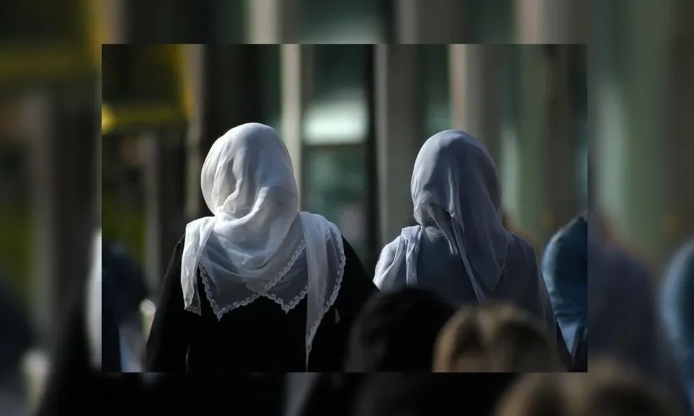 Arsyetimi i mërzitshëm e qesharak  ky vend europian ndalon shamitë për vajzat nën 14 vjeçe