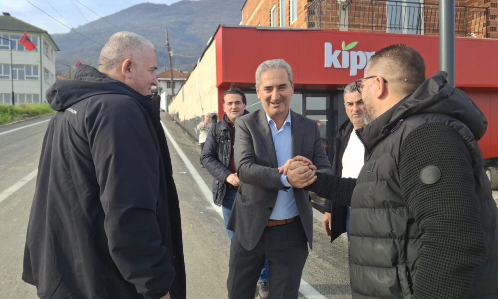 Sektori për Zhvillim Rajonal  viziton Feti Abazin  Ndahen të kënaqur  nga rruga në hyrje të fshatit Kallnik