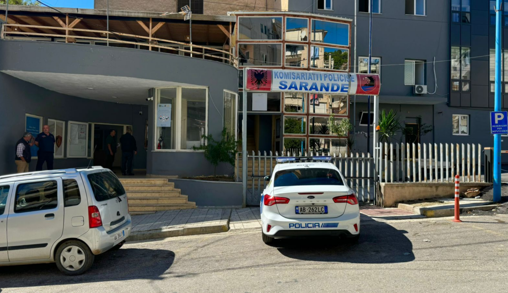 E pazakontë në Sarandë  Tre fëmijë gjejnë një armë zjarri në mes të rrugës dhe e dorëzojnë në polici