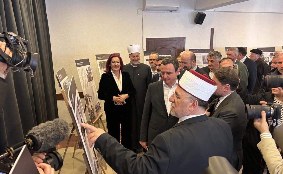 Ekspozitë në Prishtinë  sa xhami shkatërruan serbët në Bosnjë dhe Kosovë 