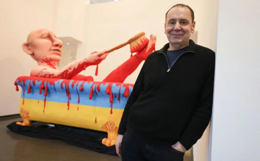 Skulptori që Rusia po e çon në gjyq