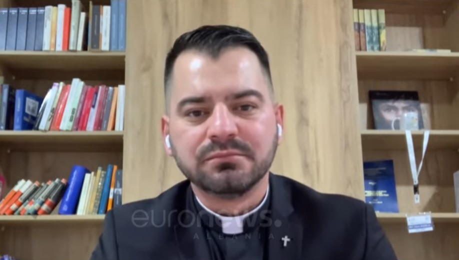 Krishtlindje nën komunizëm  kleriku katolik  Me gatime nga muslimanët 