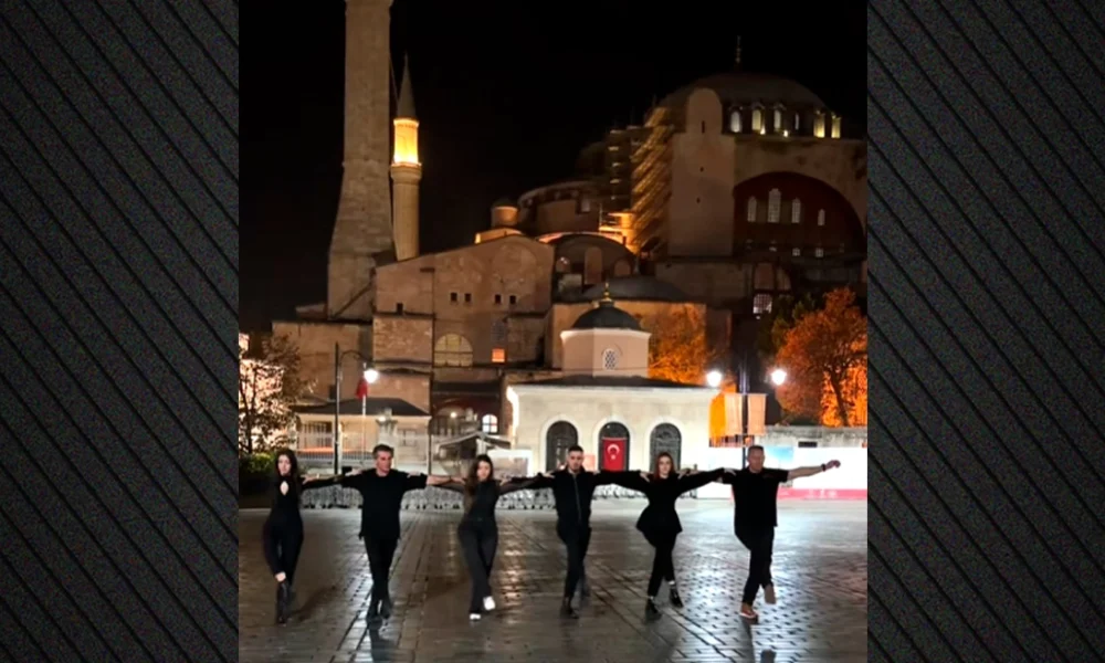 Hedhja e një valleje greke para Xhamisë së Shën Sofisë në Stamboll  si u prit nga turqit 