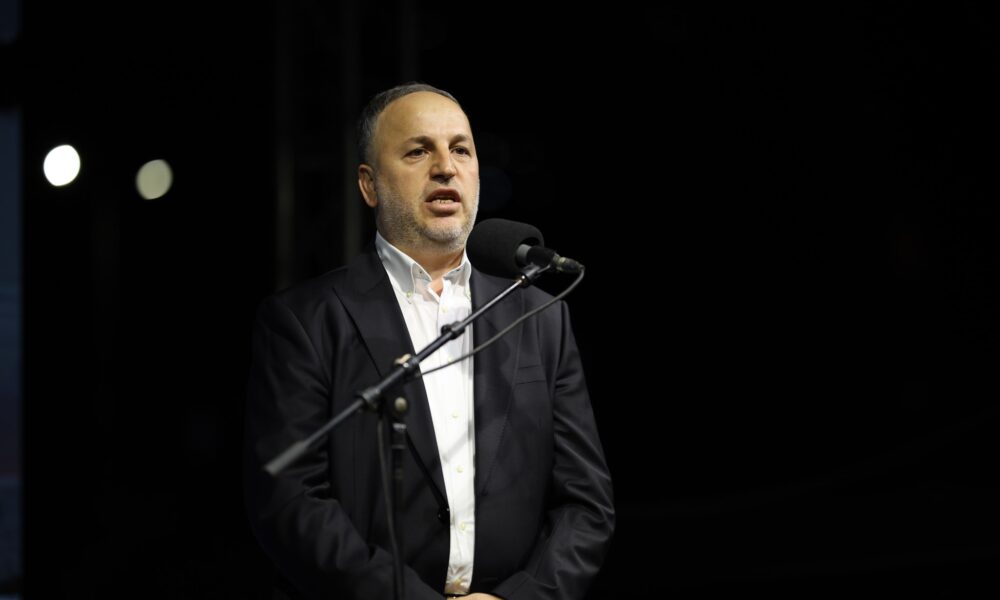 Adnan Azizi   Ali Ahmetit  Në fushatë patriot  tani i vardiset pushtetit   Nuk ke guxim të flasësh në tryezë të burrave