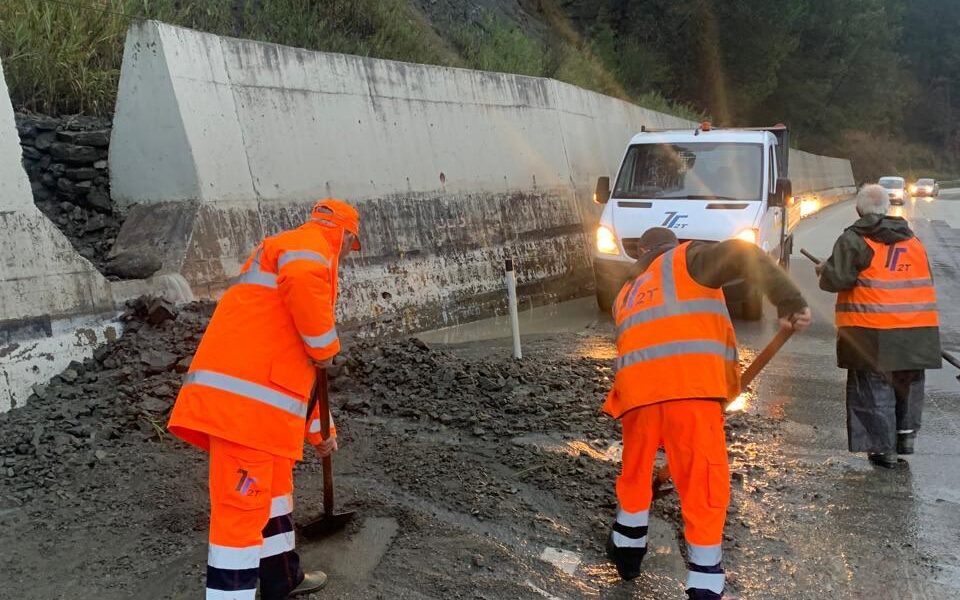 Moti i keq në vend  ARRSH  Probleme në disa akse rrugore  kontraktorët në terren 24 7