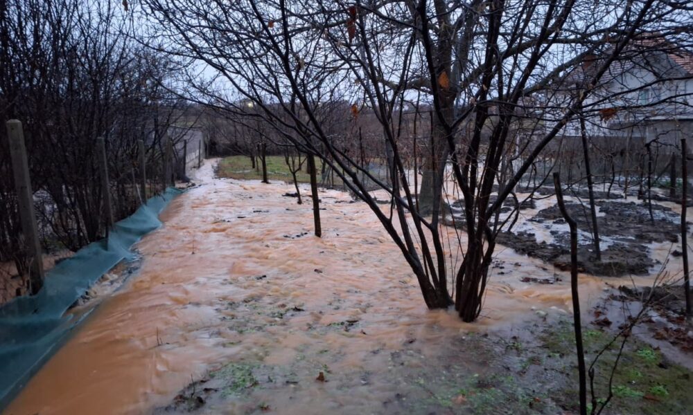 Malisheva apelon qytetarët  Gjendje e rënduar për shkak të reshjeve   Mos lëvizni pa nevojë