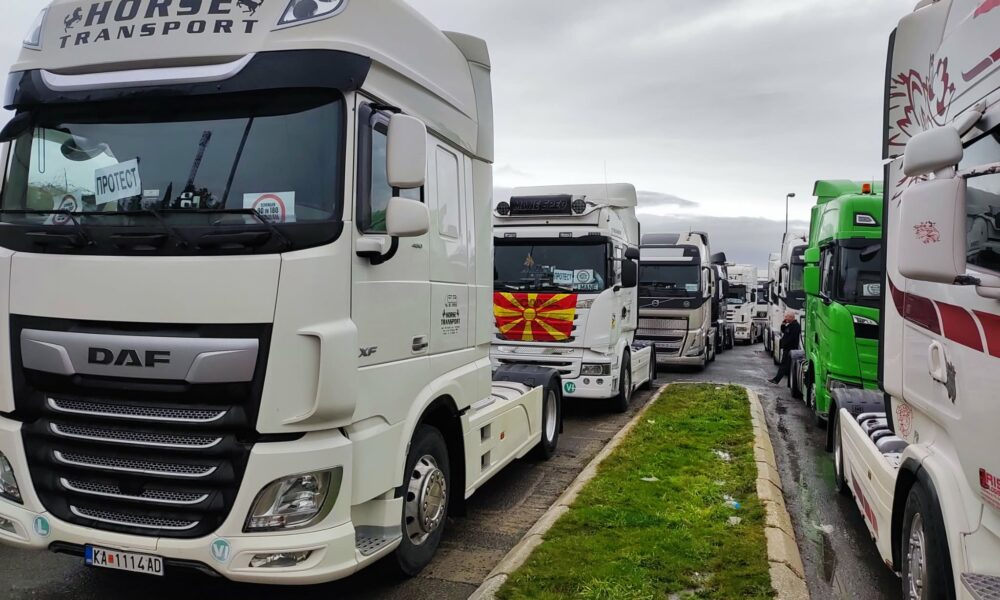 Vazhdon edhe sot bllokimi i qarkullimit të transportuesve të mallrave në pikat kufitare të RMV së