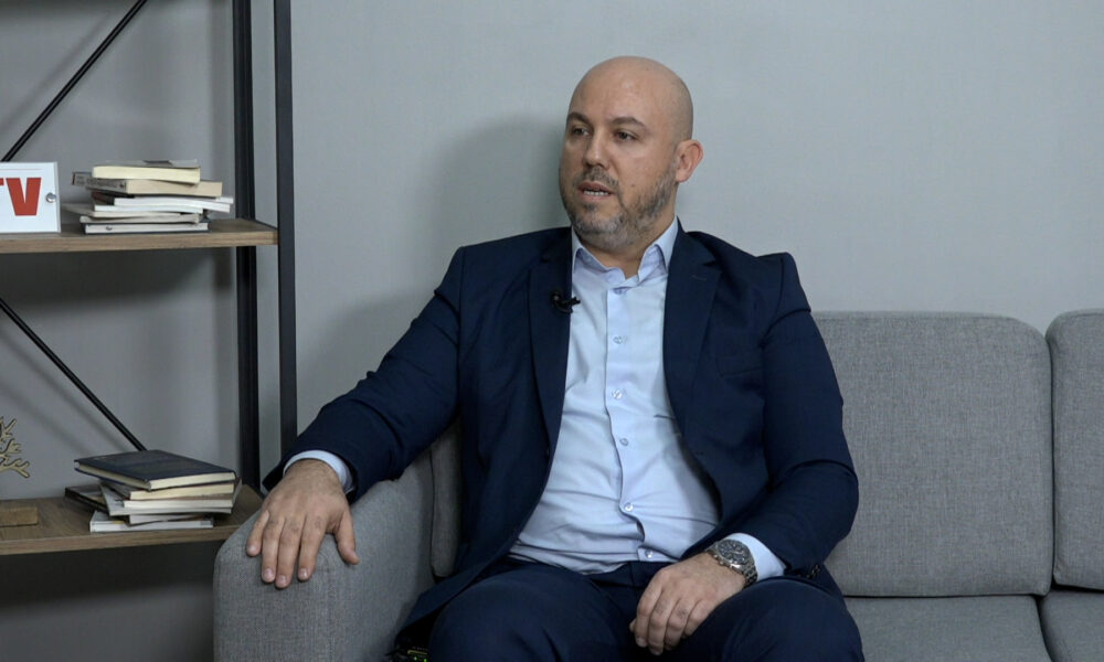 Iseni  Spërkatja me ujë nga zyrtari fetar  shkelje e parimit të shtetit laik dhe ligjit