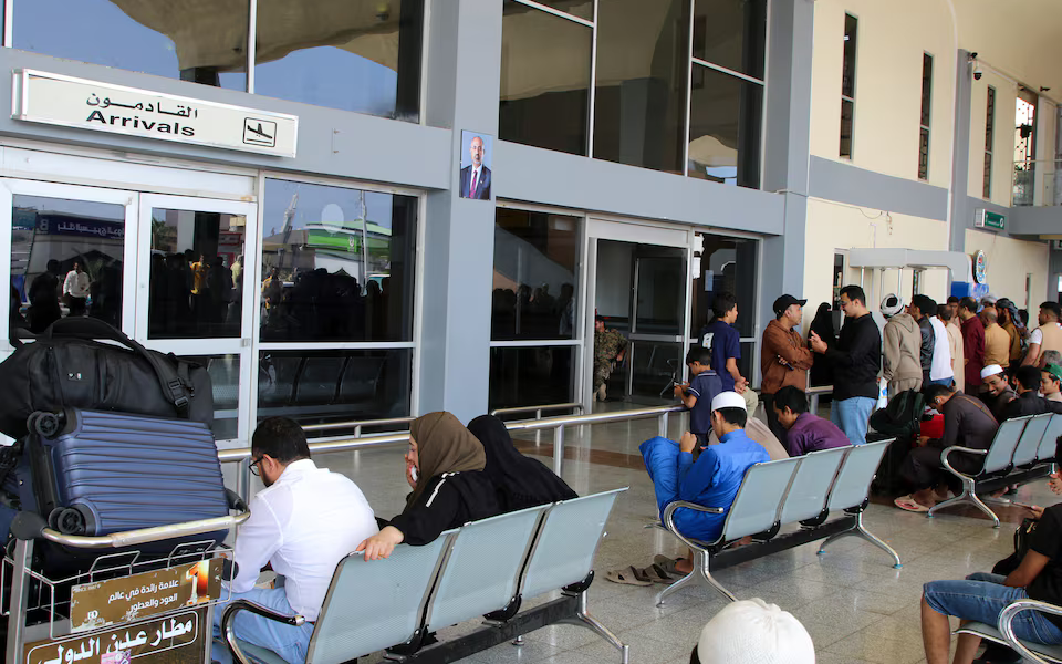 aeroporti-i-adenit-mbyllet-pas-perplasjeve-mes-arabise-saudite-dhe-emirateve-thellohet-kriza-ne-jemen