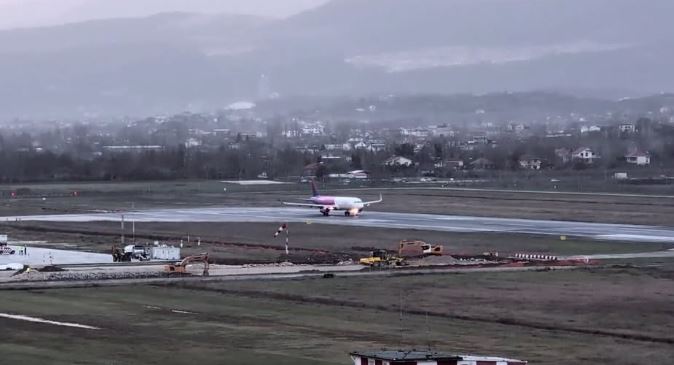 Situata me motin e keq  Belinda Balluku  Dy fluturime në ardhje për në Shqipëri kanë devijuar drejt Barit