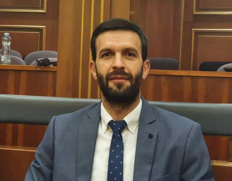 Eman Rrahmani tregon nëse do ta votojë Vjosa Osmanin për presidente