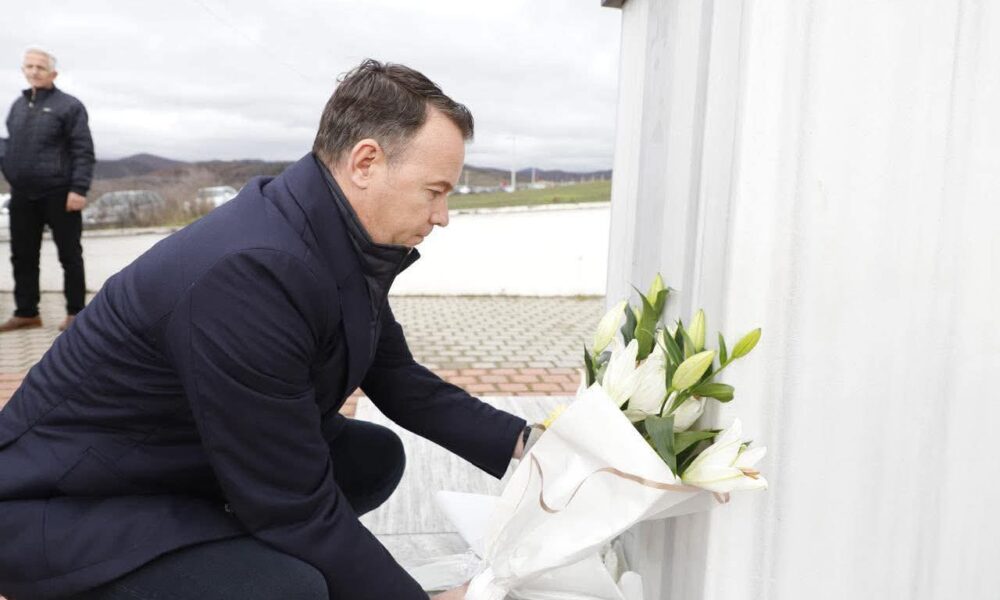 Faton Peci nderon Xhevat Jusufin në 27 vjetorin e rënies