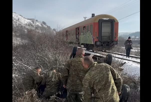 Aksidenti mes trenit dhe veturës  video nga momenti kur intervenon FSK për t u dalë në ndihmë të lënduarve