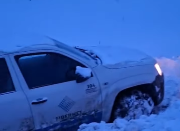 Shpëtohen dy punonjës të një operatori në RMV që kishin mbetur të bllokuar në borë