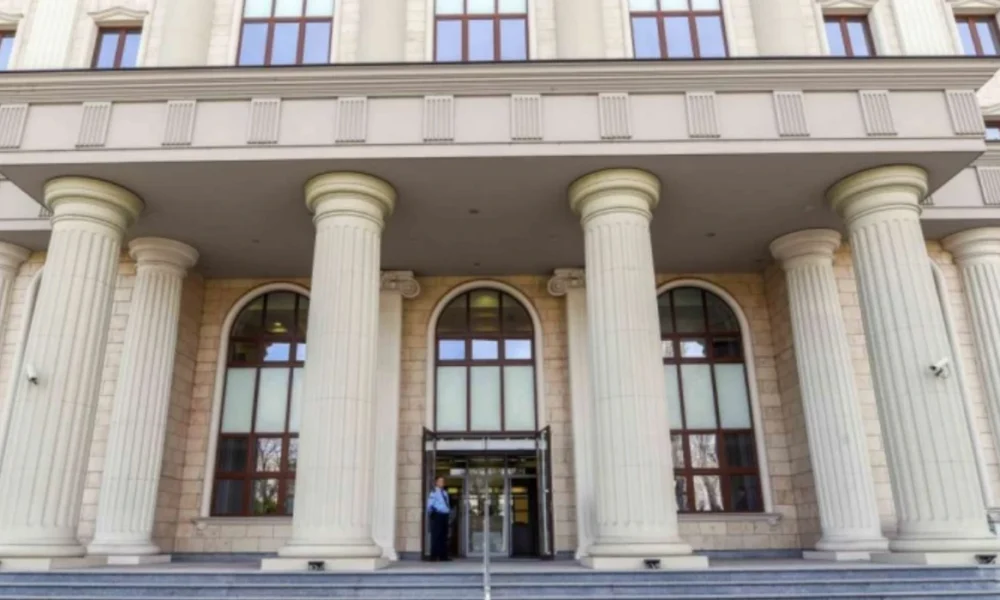 Tridhjetë ditë paraburgim për tetë persona pas hetimit për dëm prej gati 4 8 milionë euro ndaj buxhetit shtetëror