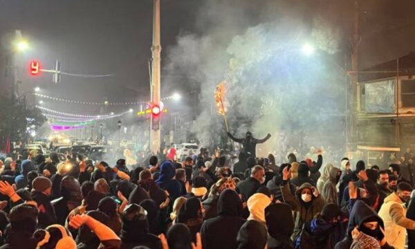 Ambasada Britanike në Teheran mbyllet përkohësisht