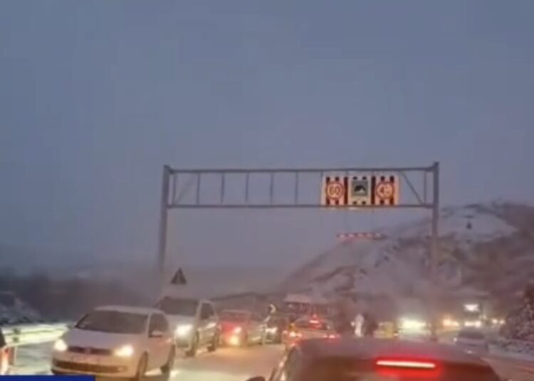 RRUGA E ARBRIT  Nuk hedhin kripë në rrugë  pastaj kur mbulohet nga bora nxjerrin borëpastruese