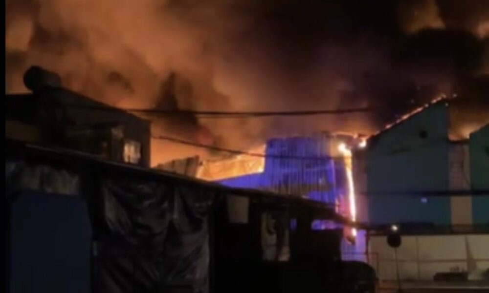 Flakë e tym  Digjet tregu i rrobave të përdorura në Tiranë