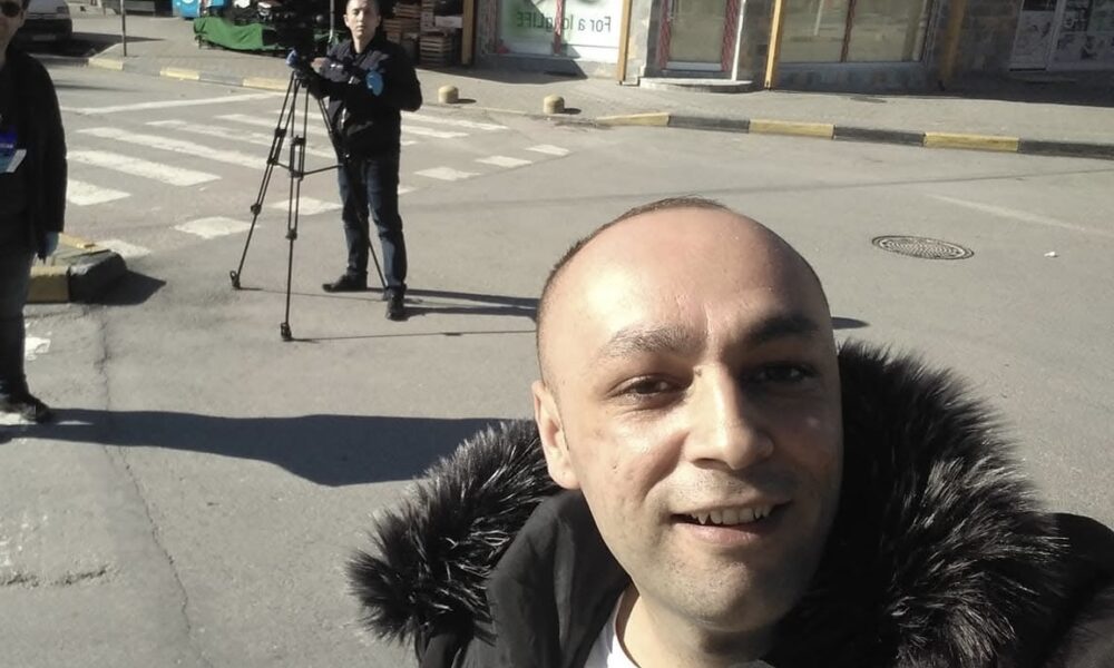 Gazetari braktis vendlindjen  i a mësyen rrugës së mërgimit