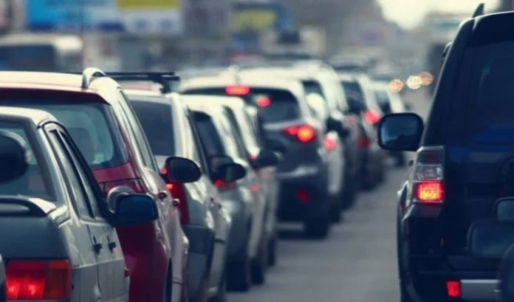 Gjoba edhe për hedhjen e mbeturinave nga makina