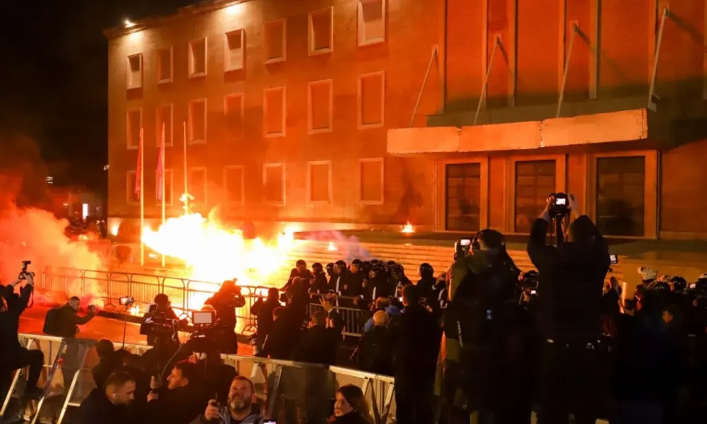 Opozita zgjohet në Shqipëri  hedh molotov dhe fishekzjarre drejt kryeministrisë