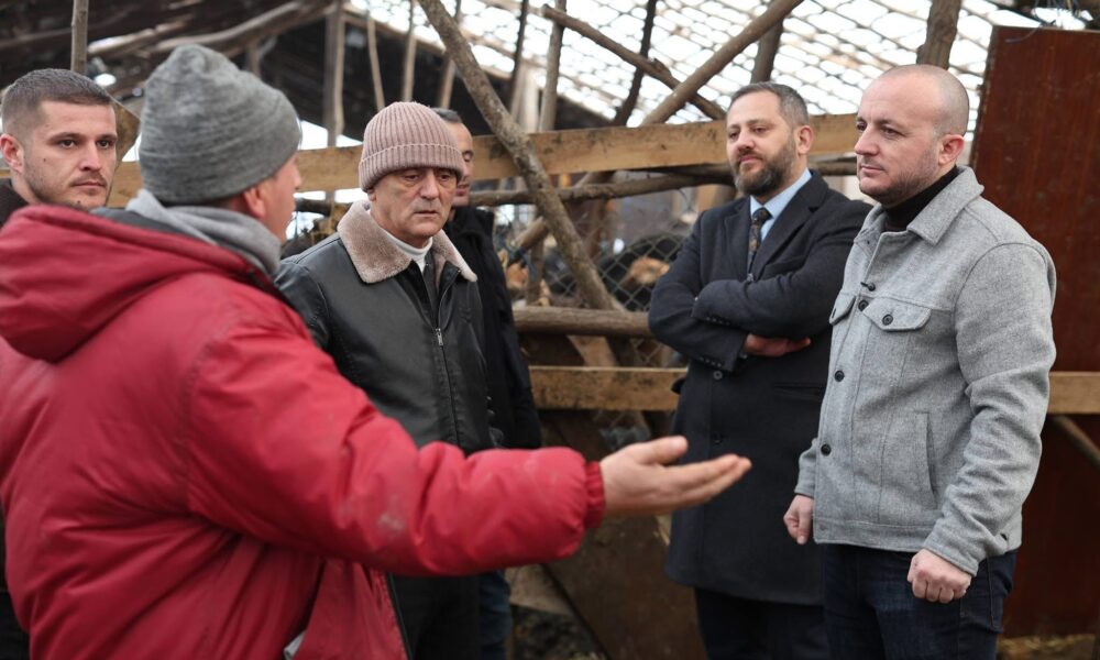 hoxha-dhe-demiri-ne-terren-takime-me-fermeret-e-vrapcishtit