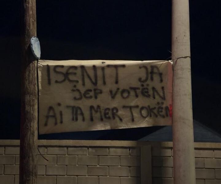  Nuk duam kryetar që shet toka   aksion simbolik në rrugët e Vrapçishtit