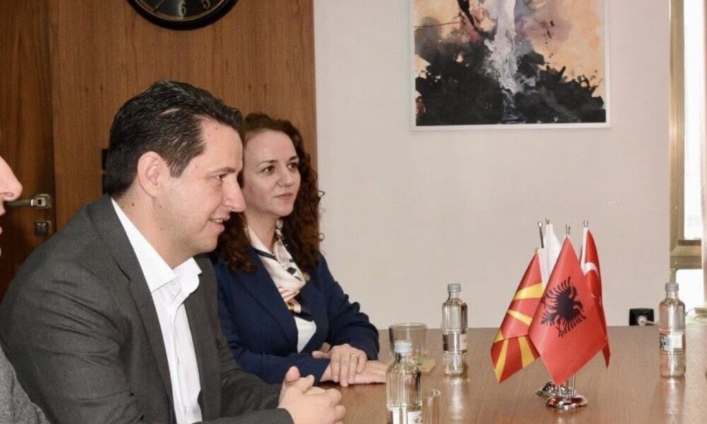 Valbon Limani përkujton Arben Xhaferin  Duhet lexuar për ta kuptuar më mirë jetën dhe shoqërinë