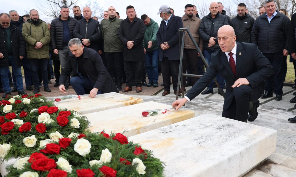 Haradinaj bën homazhe për Jusuf e Bardhosh Gërvallën dhe Kadri Zekën