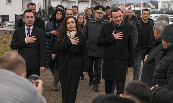 Osmani  Basha e Kurti bëjnë homazhe te varret e Jusuf e Bardhosh Gërvallës në 44 vjetorin e vrasjes së tyre