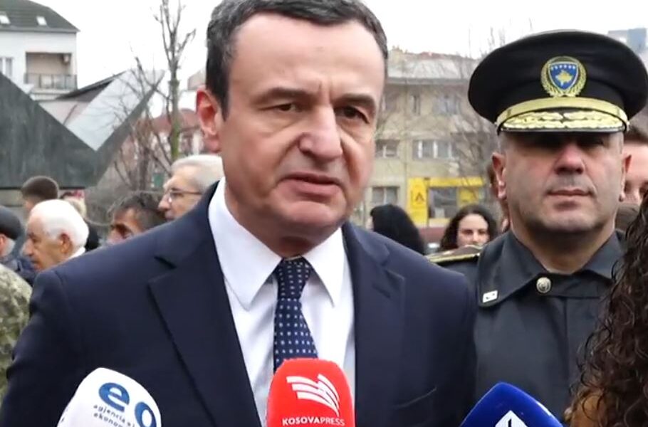  Rënia e tyre i dha hov UÇK së   Kurti nderon Zahir Pajazitin me bashkëluftëtarë