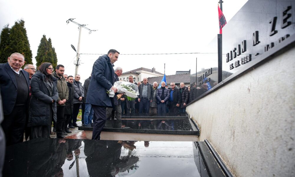 Abdixhiku bën homazhe në 23 vjetorin e vrasjes së Tahir Zemajt  Patriot i rrallë e strateg  ai krim ende rëndon ndërgjegjen e shoqërisë sonë