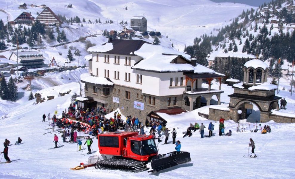 Përgatiten shtigjet e skijimit në Kodrën e Diellit