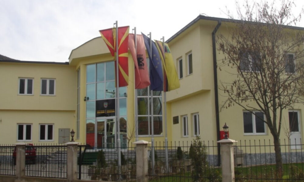 Kërcënoi me mjet të mprehtë kryetarin e Komunës së Zhelinës  privohet nga liria 34 vjeçari