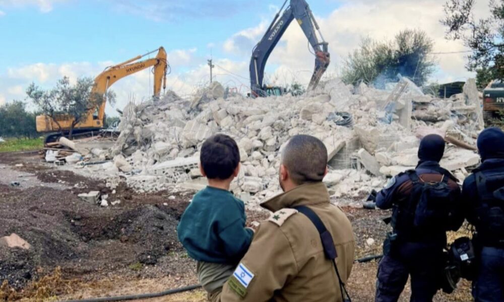 Ja si përfundojnë tradhtarët  ushtari beduin  arab  i ushtrisë izraelite sheh shtëpinë e tij duke u shembur