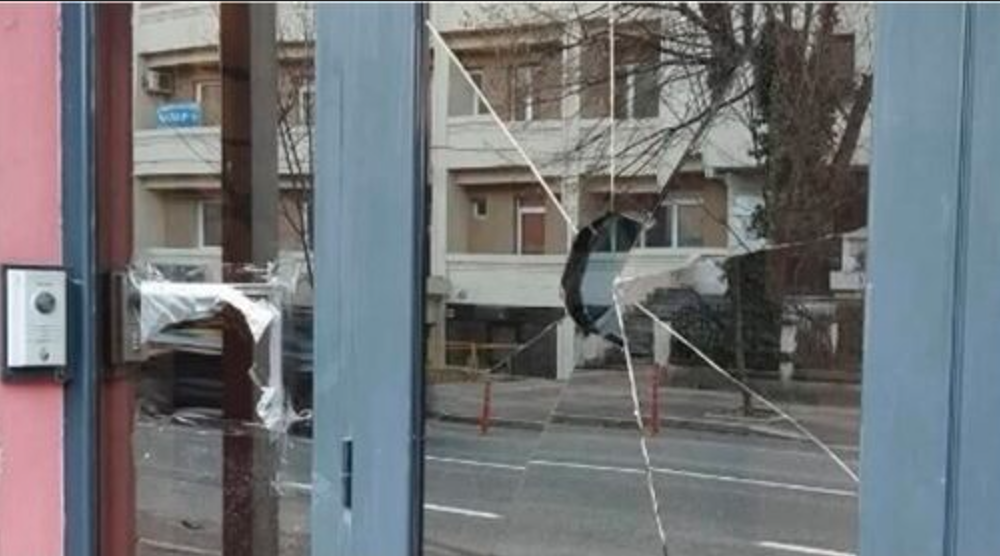 Arrestohet personi që theu xhamin e derës së ambasadës bullgare në Shkup