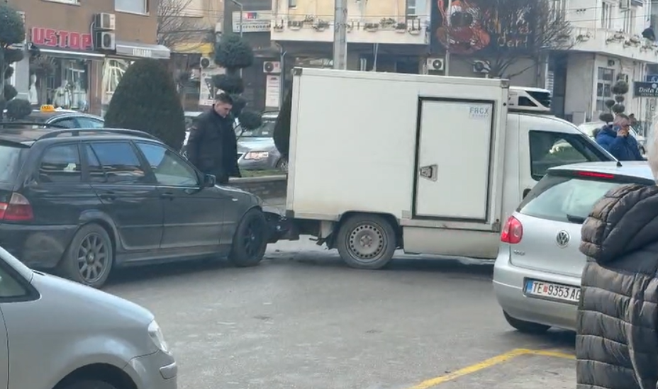 Aksident në qendër të Tetovës   Bllokohet rruga kryesore përball qendrës tregtare