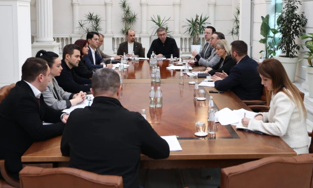 Mickoski mbledh kabinetin qeveritar  Vazhdojnë përpjekjet për të përmbushur kriteret e BE së