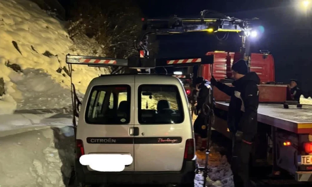 Qendra e skijimit  Kodra e Diellit   Pronarët e veturave të parkuara përgjatë rrugës në ski qendrën t i largojnë menjëherë automjetet e tyre