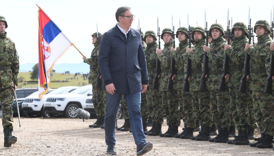 Vuçiq si Putin  kërkon luftë për të mbetur në pushtet