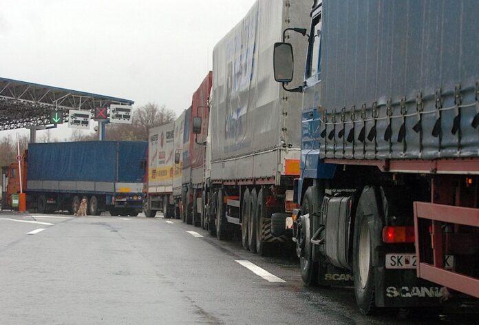 Dita e dytë e bllokadave të kamionistëve   Makamtrans  dhe kryeministri presin zgjidhje