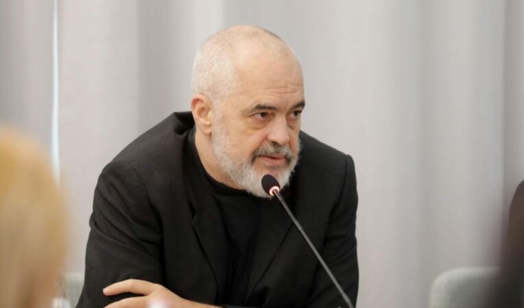 Takimi i socialistëve në Pallatin e Brigadave nis me vonesë  Gazetari  Mbledhja parashikohet e gjatë  do diskutohet për  