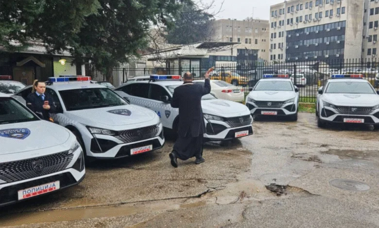 MPB nis hetim për fotografitë e ritit fetar mbi automjetet policore