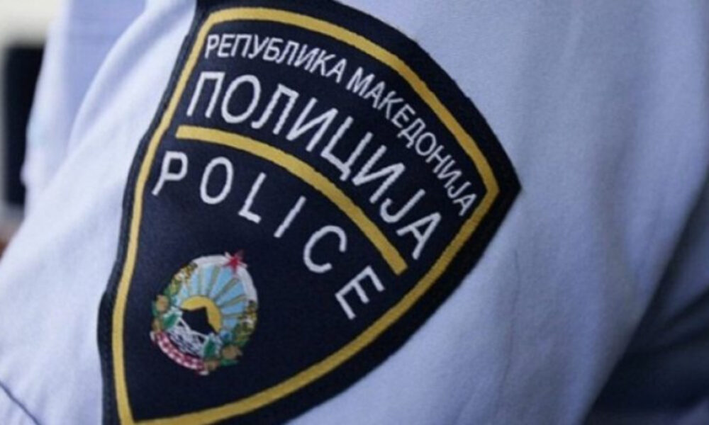 Fillimisht kërkoi takim me kryetarin e komunës  pastaj i sulmoi dy të punësuarit