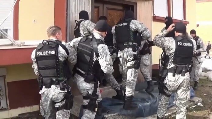 Batinca sonte nën rrethim policor  Kërkohet peraoni që vrau një oficer të ARM së