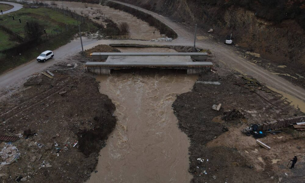 Vërshime në gjithë Kosovën  gjendje e jashtëzakonshme në dy komuna  shtyhet procesi mësimor